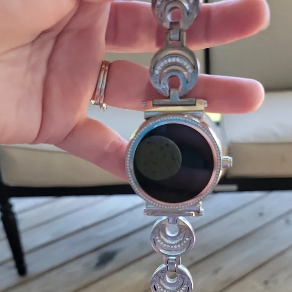 Black and Silver Smartwatch with Vintage-Inspired Design - Picture 3 of 5